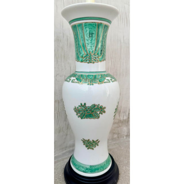 Vintage Chinoiserie Famille Verte Green and White Hand Painted Porcelain Baluster Vase Table Lamp on a Black Wood Base For Sale - Image 4 of 12