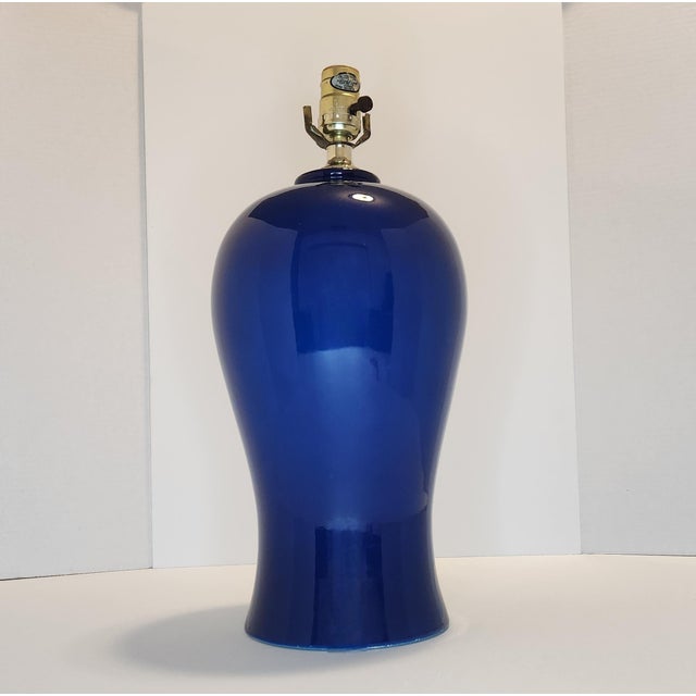 Add a striking pop if color to your space with this vintage mid-century modern ceramic table lamp. The lamp features a...