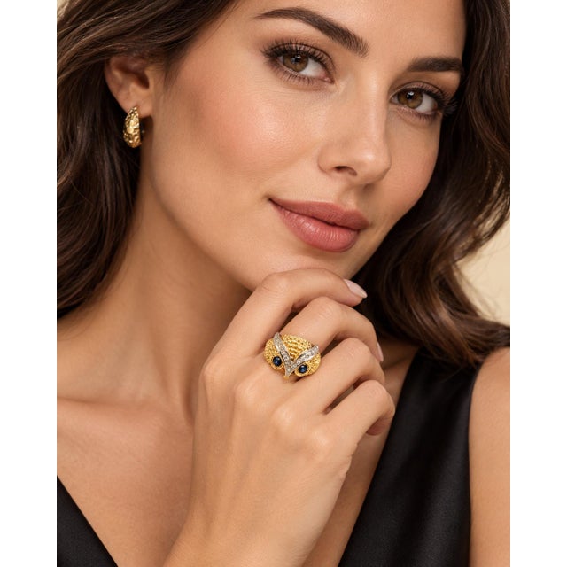 Modern Late 20th Century Estate 14k Two-Tone Gold Sapphire Eyes & Diamond Owl Design Ring, Size 9 For Sale - Image 3 of 6