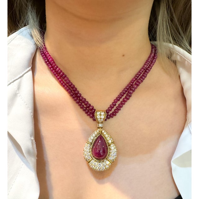 This is part of Chairish’s Fine Jewelry assortment. This captivating pendant necklace, showcases a mesmerizing 22.41...