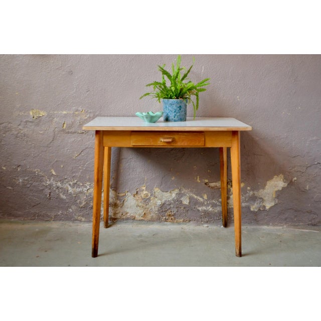 Ideal compact dimensions and vintage look for this retro table full of charm. We like the mixture of materials with its...