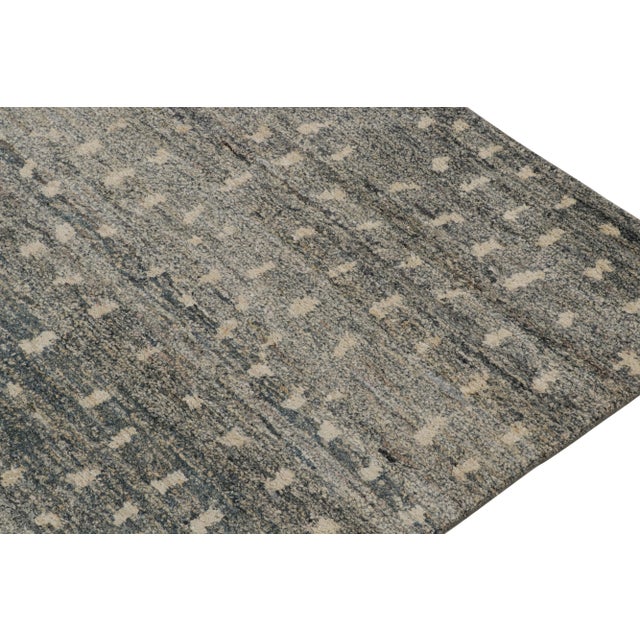 Rug & Kilim’s Modern Moroccan Style Rug in Gray and Beige Geometric Patterns For Sale In New York - Image 6 of 8