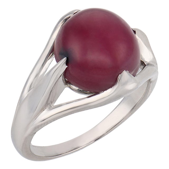 1930s Art Deco 6.10 Carat Cabochon Ruby Platinum Ring, Size 5 For Sale