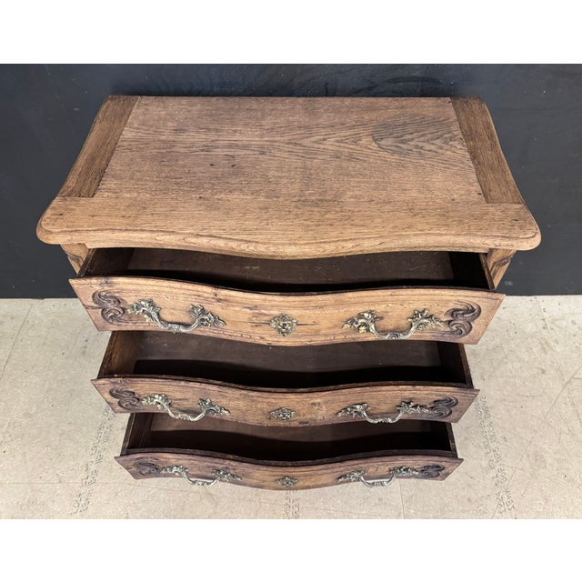 A serpentine fronted 3 drawer French Chest of Drawers. Made from Oak and dating to the 1920s. It has particularly good...