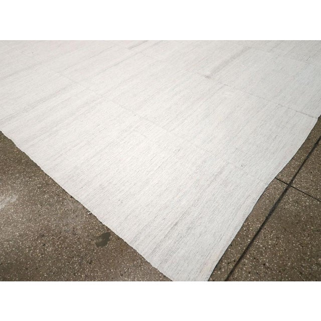 Off-white Galerie Shabab Collection Mid-20th Century Handmade Turkish Flatweave Kilim Room Size Carpet For Sale - Image 8 of 10