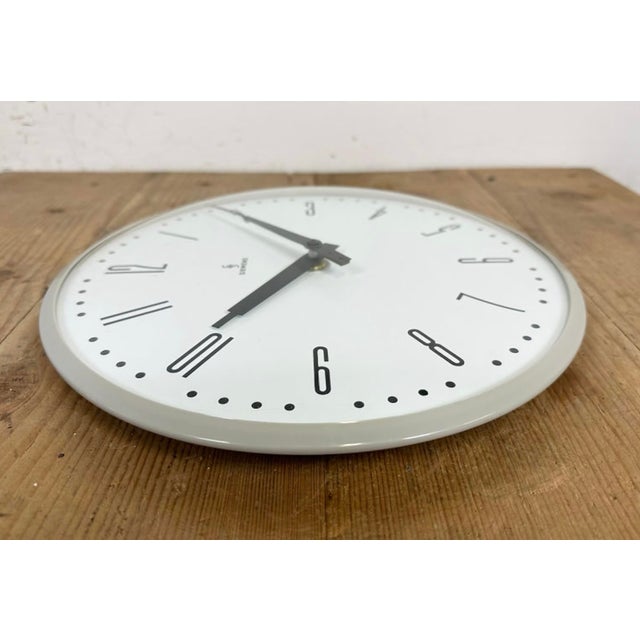 Industrial Factory Grey Wall Clock from Siemens, 1970s For Sale - Image 13 of 17