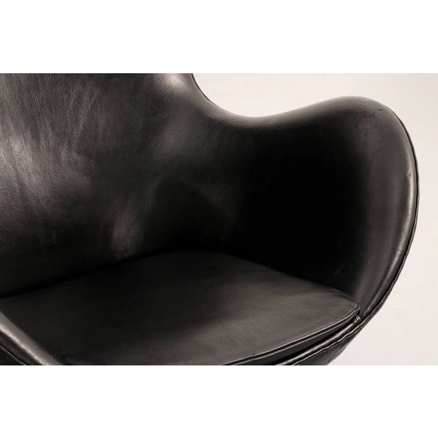Animal Skin The Egg Chair – Arne Jacobsen, Denmark, 1960 – Black Leather by Fritz Hansen For Sale - Image 7 of 9