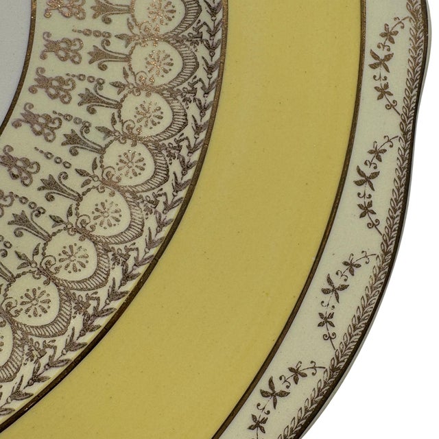 1940s American Steubenville Pottery Co. #2046 Yellow Dinner Plates - Set of 8 For Sale In Los Angeles - Image 6 of 7