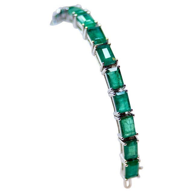 24 Carat Natural Emerald Tennis Bracelet, 14 Karat White Gold, 21.6gm, 7 Inch For Sale - Image 4 of 8