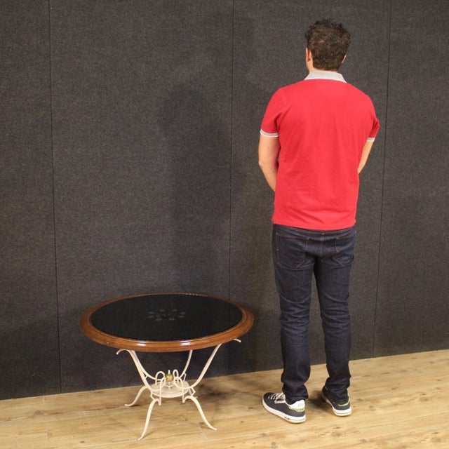 French design coffee table from 60s / 70s. Furniture with painted and gilded metal base, wooden top with chiseled built-in...