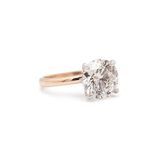 Ladies 18K Rose & White Gold IGI 4.15ct I VVS2 Lab Grown Diamond Solitaire Engagement Ring For Sale - Image 4 of 9