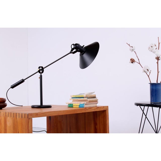 Edition original 1970 metal counter balance table light, created by Dutch modernist lighting company Anvia and...