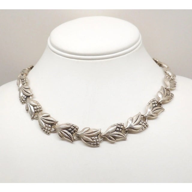 This is part of Chairish’s Costume Jewelry assortment. Late 1940s or early 1950s silvertone corn cob link necklace with...