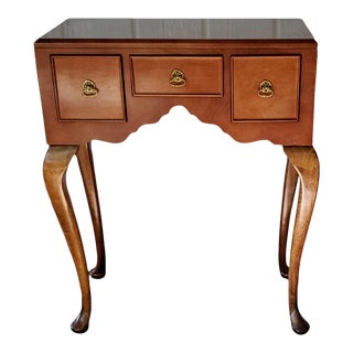 1960s The Bombay Co. Entry Accent Console Table. Queen Anne Cabriole Leg For Sale
