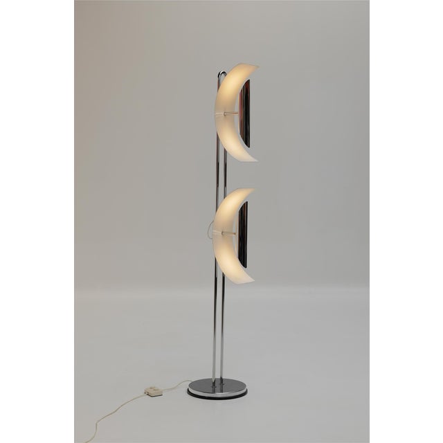 Floor lamp designed by Goffredo Reggiani for Reggiani Lampadari in the 1960s. It consists of two shades and a metal frame,...