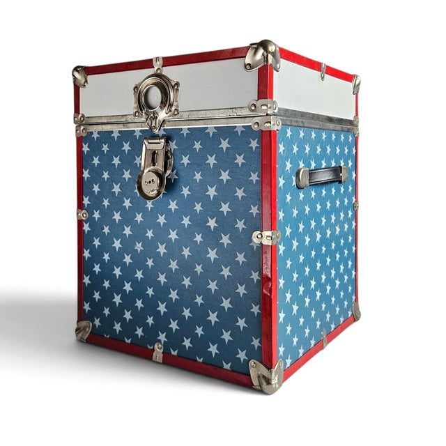 Metal Vintage American Flag Patriotic Steamer Trunk W/ Working Key For Sale - Image 7 of 18