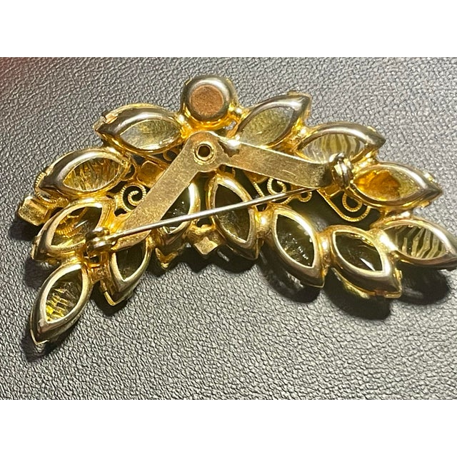 Mid-Century Modern MCM Jewelry by Juliana DeLizza & Elster Style Molded Leaf Navette and Ab Chaton Gold-Tone Brooch Pristine Condition For Sale - Image 3 of 4