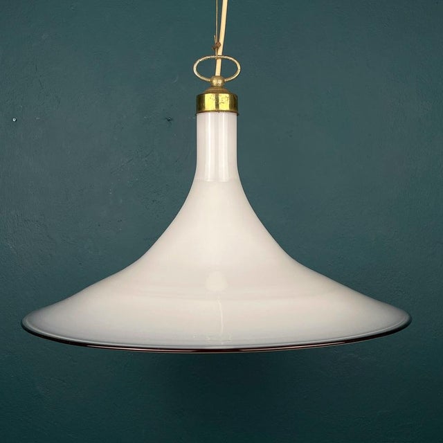 This Mid-Century Murano pendant lamp Tulip was made in Italy in the 70s. Very beautiful white Murano glass in the form of...