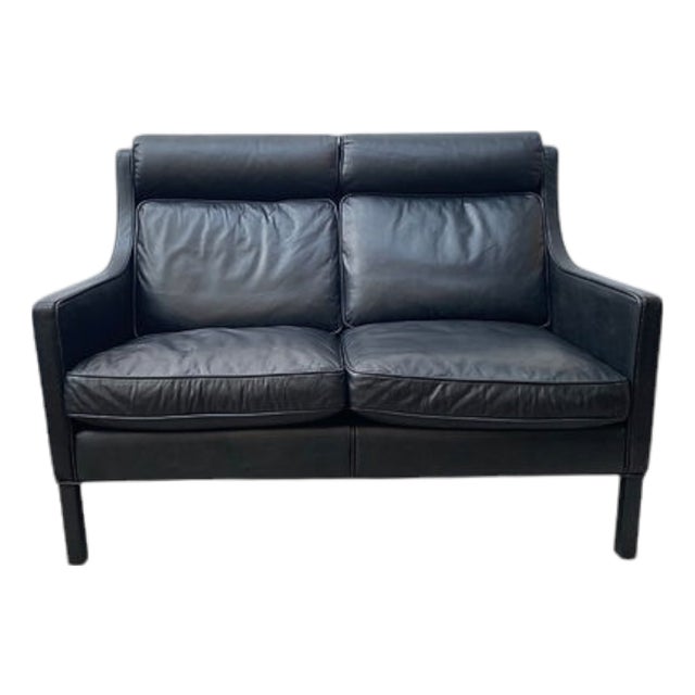 Experience the Perfect Blend of Timeless Design and Luxurious Comfort With This Exquisite Black Leather Loveseat From Restoration Hardware. For Sale