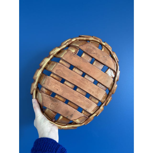 Elegant ceramic bowl with braided design, ideal as a centerpiece or decoration. Its glossy finish and careful details make...