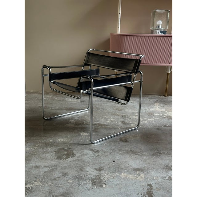 Gavina Wassily Armchairs in Black Leather by Marcel Breuer for Gavina, 1970s, Set of 2 For Sale - Image 4 of 15