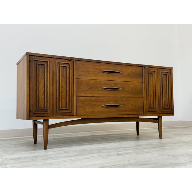 Broyhill Sculptra Mid-Century Modern Walnut Credenza Lower Height / Tv Stand For Sale - Image 9 of 11