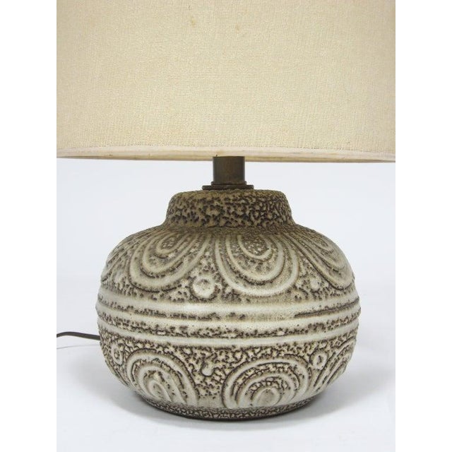 1900s Mid-Century Modern Design Technics Table Lamp with Textured Base For Sale In Chicago - Image 6 of 6