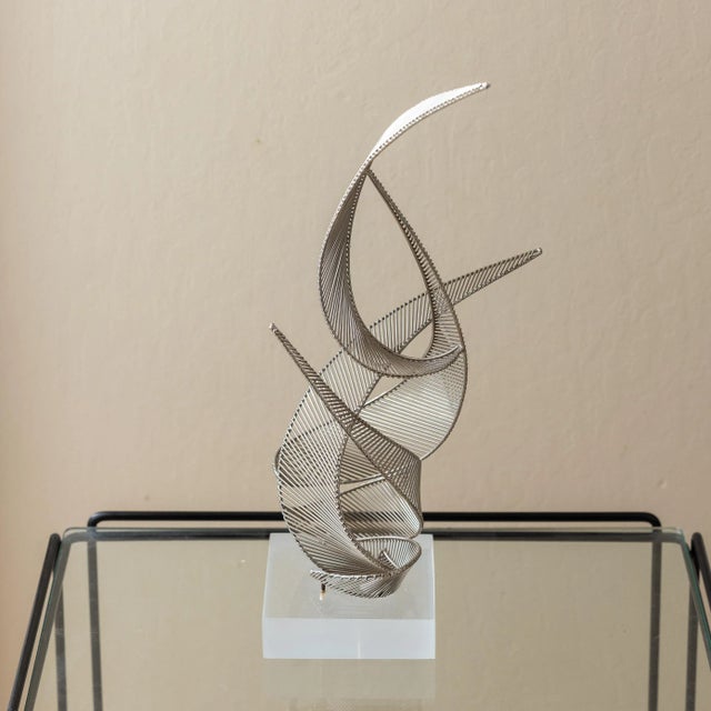 Gray 1976 Bennett Wire Sculpture on Lucite Base – 18” Tall For Sale - Image 8 of 8
