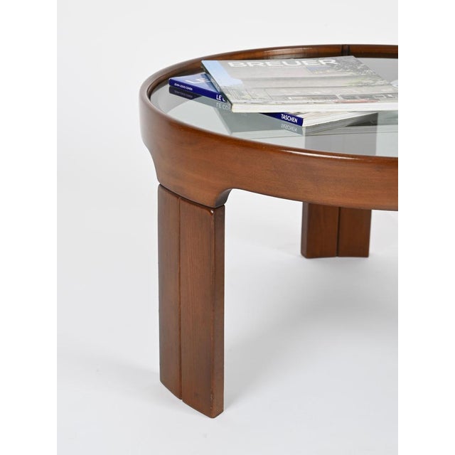 Italian Round Coffee Table in Walnut with Smoked Glass Top from Molteni, 1960s For Sale - Image 12 of 14