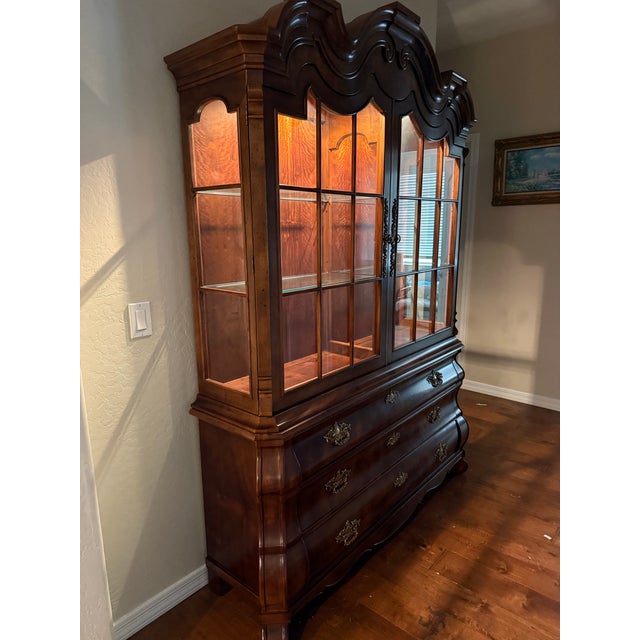 Vintage 1975 Henredon Bombe China Cabinet / Display Hu For Sale - Image 12 of 12