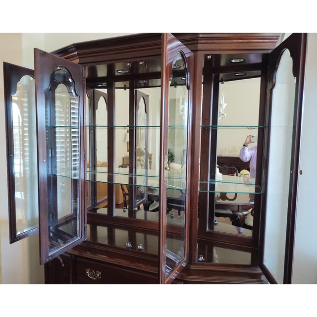 Traditional 1980s Ethan Allen Georgian Court China Cabinet For Sale - Image 3 of 8