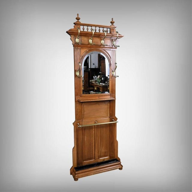 This solid oak coat rack, crafted in the 1900s, embodies the functional elegance of the Belle Époque. Its architectural...