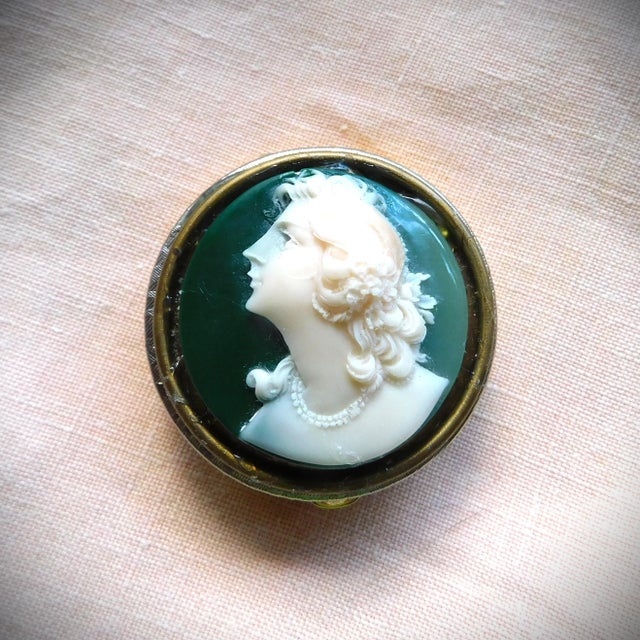 Vintage Gold Profile Cameo Pill, Trinket, Ring Box For Sale - Image 10 of 13