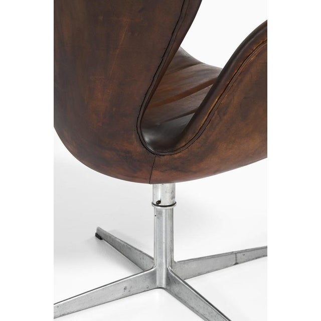 Easy Chairs in Aluminium and Leather by Arne Jacobsen, 1970s, Set of 2 For Sale - Image 6 of 13