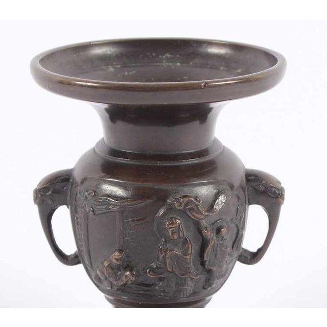 This Meiji ceremony vase is a browned bronze plate vase, realized in Japan under the Meiji Empire (1867-1912). Beautifully...