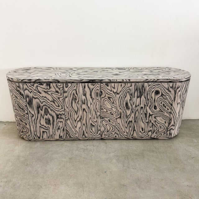 1980s Vintage 1980s Ettore Sottsass Alpi Veneer Credenza – Postmodern Italian Memphis Buffet Sideboard, Attributed For Sale - Image 5 of 10