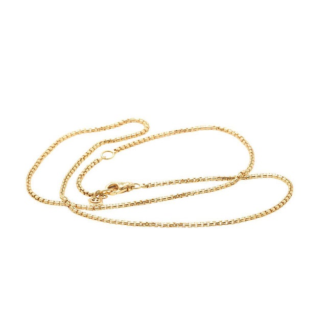 The DAVID YURMAN 18k Yellow Gold Rolled Box Link Necklace is an elegant and stylish piece of fine jewelry. Featuring a...
