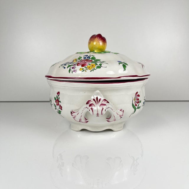 Small KG Lunéville tureen, "Réverbère" pattern, pink motif Dimensions: 20 x 25 cm Height: 20 cm Very good overall...