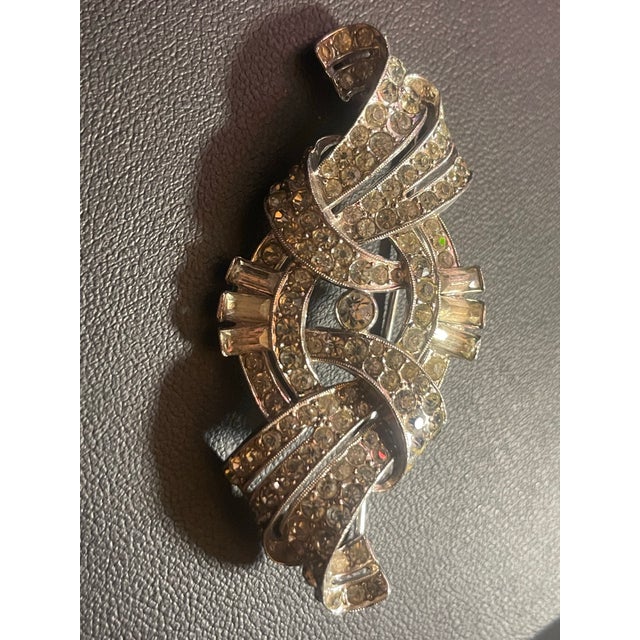 Metal Alfred Philippe Crown Trifari Art Deco Rhodium Plated Bow Pin (1940s) For Sale - Image 7 of 9