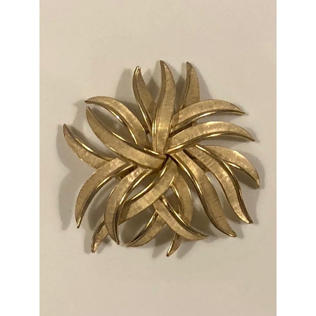 1950s Signed Trifari Gold Modernist Sunburst Brooch For Sale - Image 15 of 15