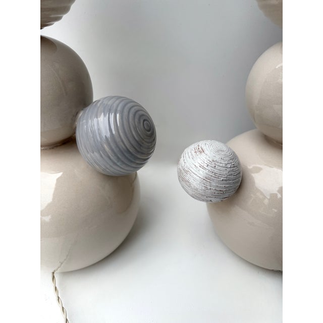 Contemporary Pair of Ceramic Atomo Lamps by Antonio Cagianelli, Italy For Sale - Image 4 of 14