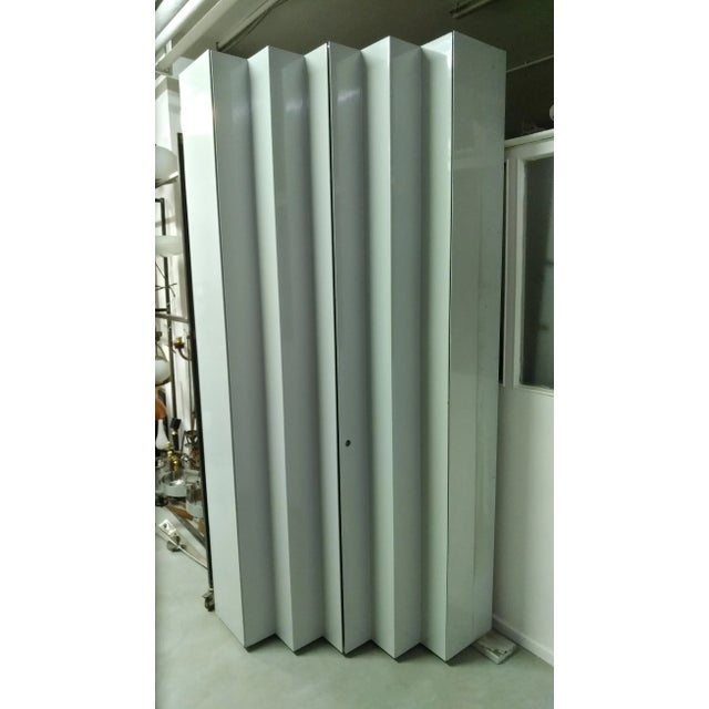 White Lacquered Cabinet by Ambrogio tressoldi and Alberto Salvati, 1980s For Sale - Image 11 of 11