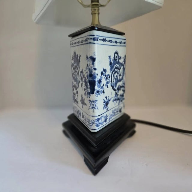 1980s 1980s Blue & White Diamond Shaped Chinoiserie Lamp For Sale - Image 5 of 8