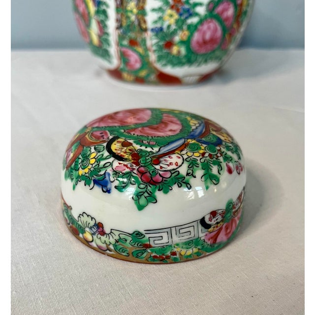 1960s Rose Medallion Decorative Chinoiserie Ginger Jar With Floral Motifs For Sale - Image 4 of 8