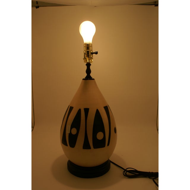 Ivory Late 20th Century Black & Ivory Geometric Chulucanas Pottery Lamp – Handcrafted Peruvian Art Bulb Shape For Sale - Image 8 of 8