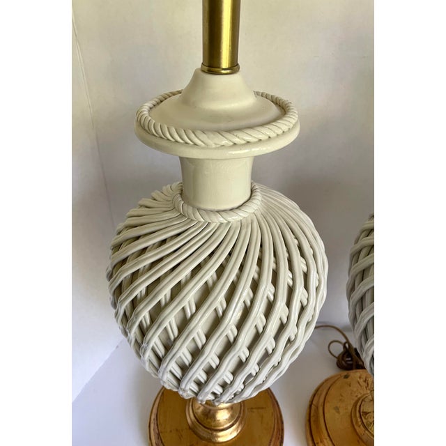 Mid 20th Century Hollywood Regency White Porcelain Lattice Urn Lamps With Gilt Bases - a Pair For Sale In Los Angeles - Image 6 of 11