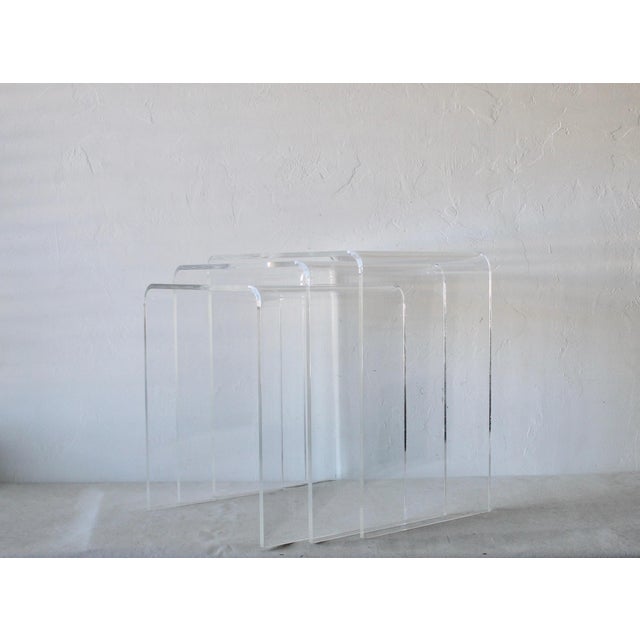 1980s Vintage Mid-Century Modern Lucite Acrylic Waterfall Nesting Tables-Set of 3 For Sale - Image 4 of 10
