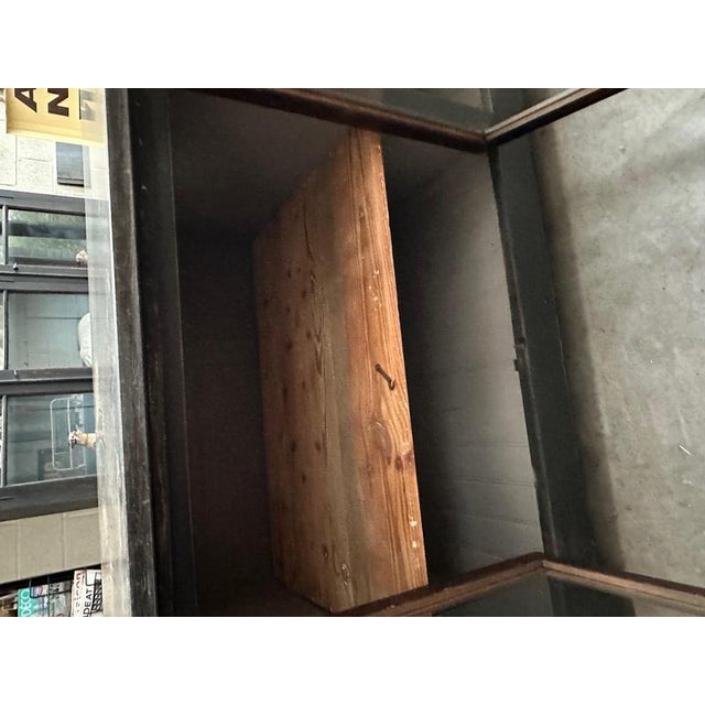 Ilot de magasin recouvert d’une pierre bleue For Sale - Image 10 of 13