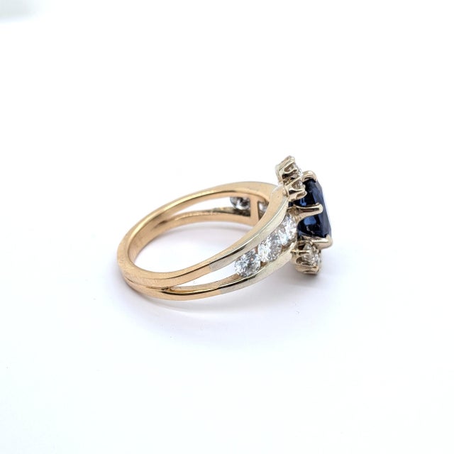 Modern Late 20th Century 14k Yellow Gold Ring With Gia Certified Blue Oval Sapphire & Diamond Accents, Size 6.5 For Sale - Image 3 of 8