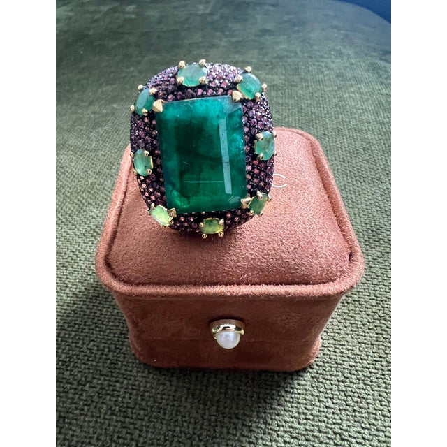 Bochic "Capri" 20 Carat Emerald & Pink Fancy Sapphire Ring Set 18K Gold & Silver For Sale In New York - Image 6 of 18